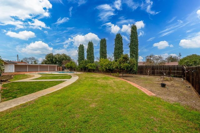 206 Meadow Ln, Modesto, CA 95351