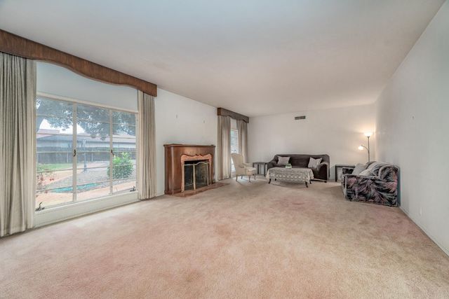 206 Meadow Ln, Modesto, CA 95351