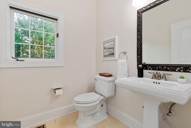 40163 BEACON HILL DR, Leesburg, VA 20176