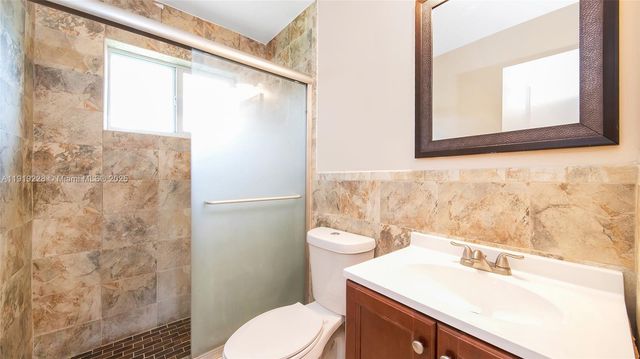 592 NE 150th St 3, Miami, FL 33161