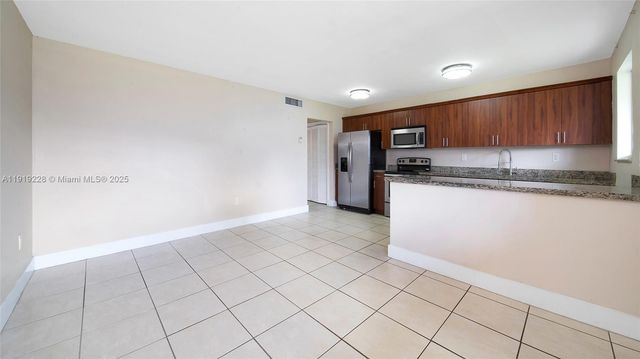 592 NE 150th St 3, Miami, FL 33161