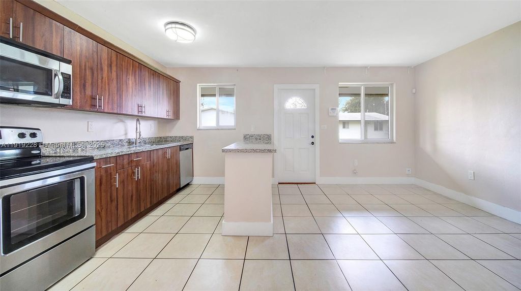 592 NE 150th St 3, Miami, FL 33161