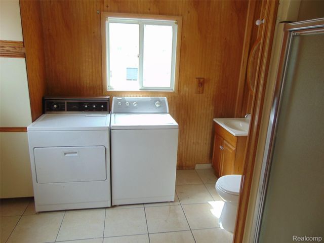 8460 CENTRAL, Center Line, MI 48015
