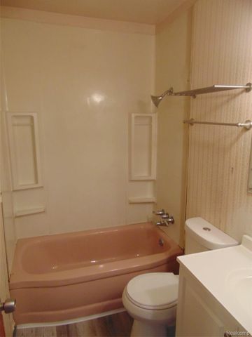 8460 CENTRAL, Center Line, MI 48015