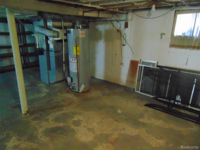 8460 CENTRAL, Center Line, MI 48015