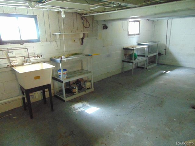 8460 CENTRAL, Center Line, MI 48015