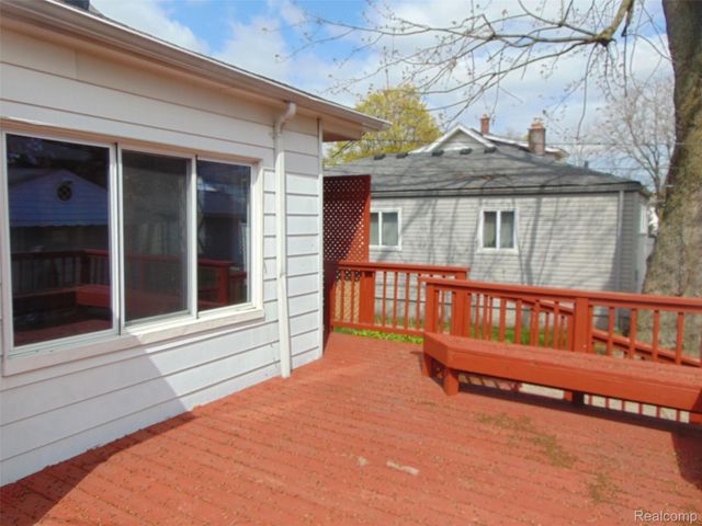 8460 CENTRAL, Center Line, MI 48015
