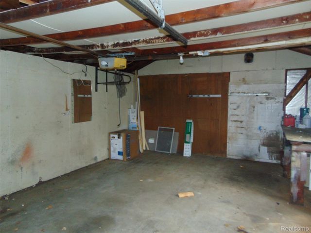 8460 CENTRAL, Center Line, MI 48015