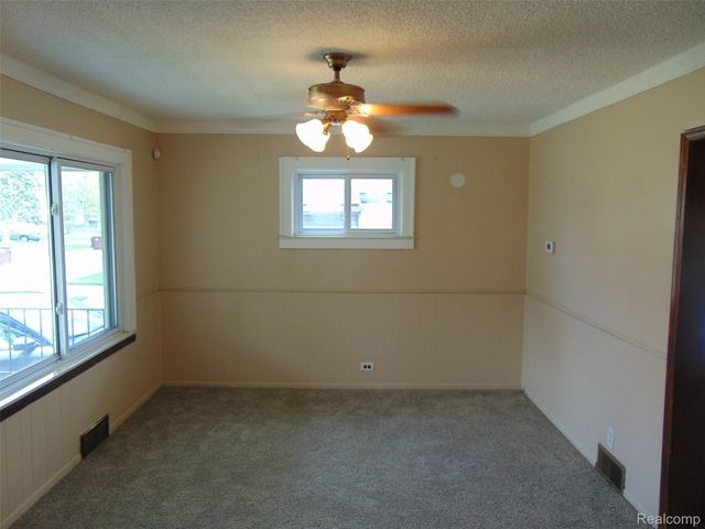 8460 CENTRAL, Center Line, MI 48015