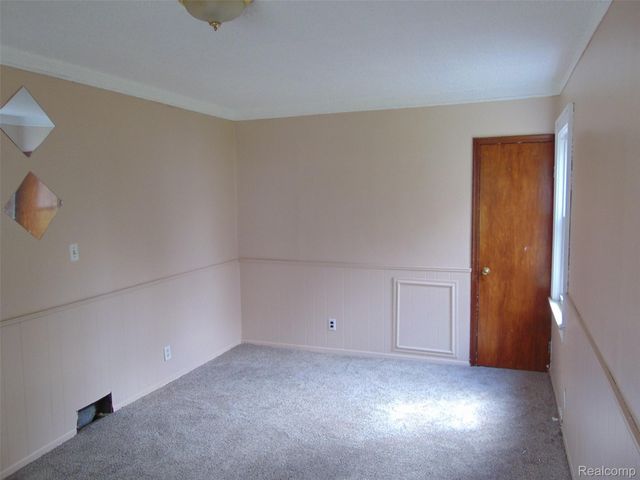 8460 CENTRAL, Center Line, MI 48015