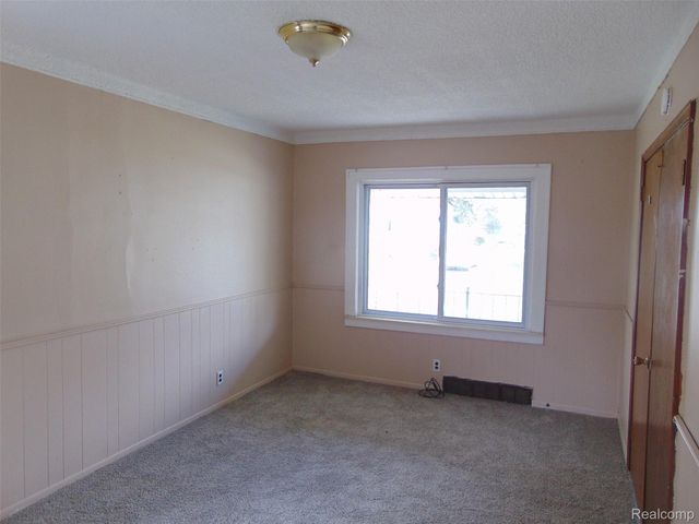 8460 CENTRAL, Center Line, MI 48015