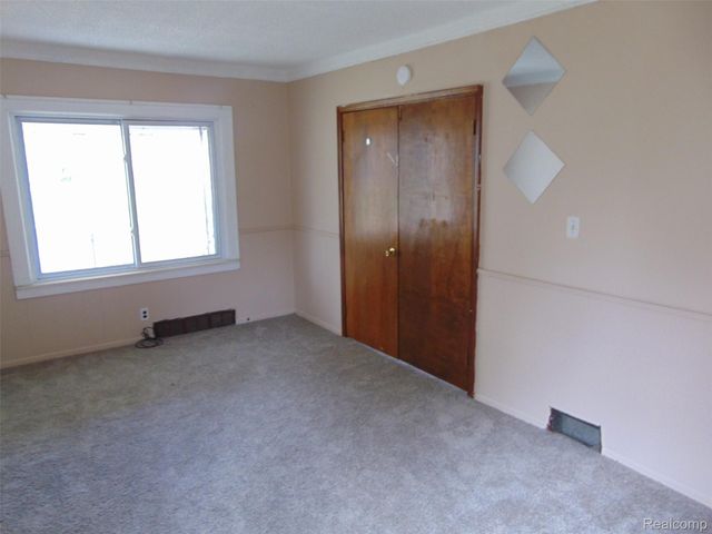 8460 CENTRAL, Center Line, MI 48015