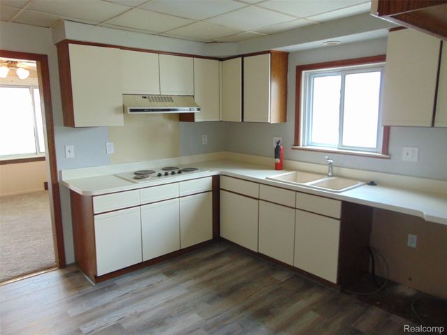 8460 CENTRAL, Center Line, MI 48015