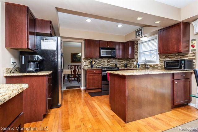 5082 Westmoreland Drive, Troy, MI 48085