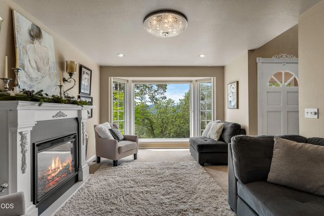 1628 NE Terrace Drive, Grants Pass, OR 97526
