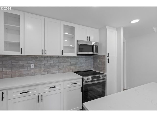 14214 Se CRYSTAL SPRINGS Blvd, Portland, OR 97236