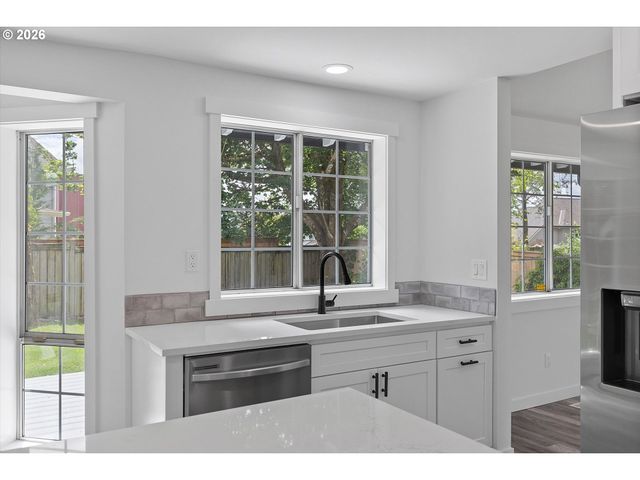 14214 Se CRYSTAL SPRINGS Blvd, Portland, OR 97236