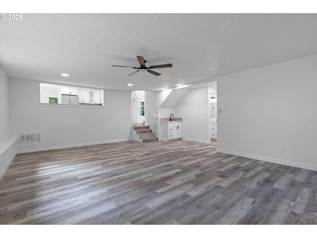 14214 Se CRYSTAL SPRINGS Blvd, Portland, OR 97236