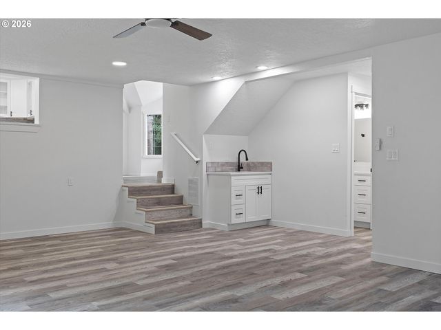 14214 Se CRYSTAL SPRINGS Blvd, Portland, OR 97236