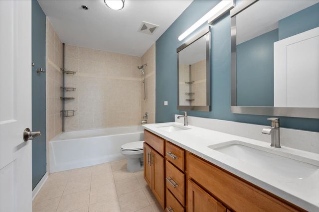 4350 N Broadway Street 307, Chicago, IL 60613