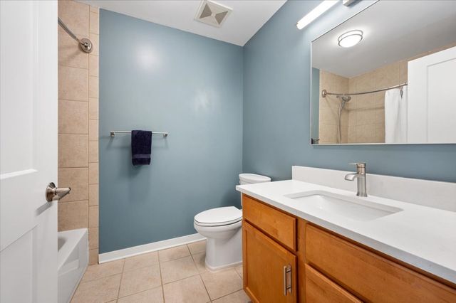 4350 N Broadway Street 307, Chicago, IL 60613