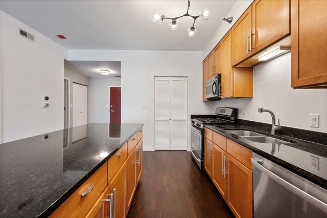 4350 N Broadway Street 307, Chicago, IL 60613