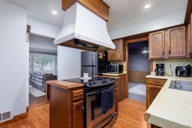 322 North Dr., Davison, MI 48423