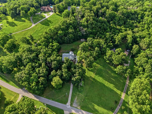 1053 Hillview Dr, Hendersonville, TN 37075