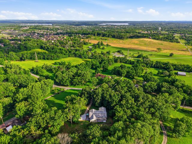 1053 Hillview Dr, Hendersonville, TN 37075