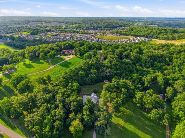 1053 Hillview Dr, Hendersonville, TN 37075