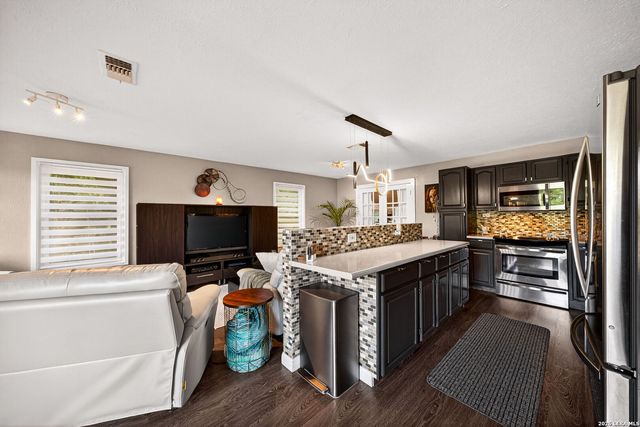 19815 GREENHILL DR, Helotes, TX 78023