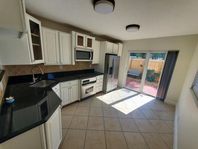 313 SW 1st Court SW L-4, Pompano Beach, FL 33060