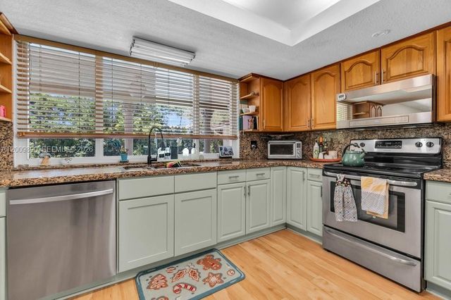 620 Lake Dasha Cir, Plantation, FL 33324