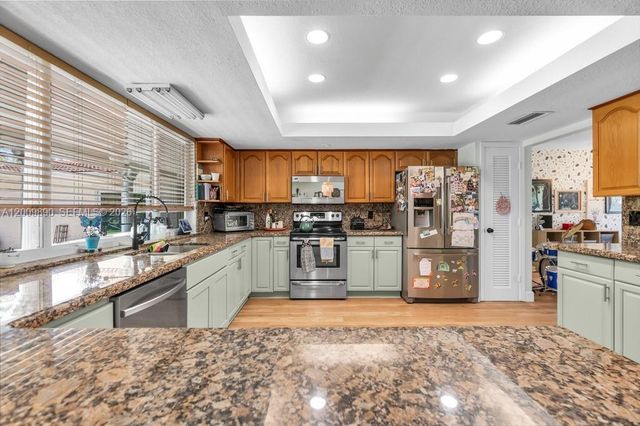 620 Lake Dasha Cir, Plantation, FL 33324