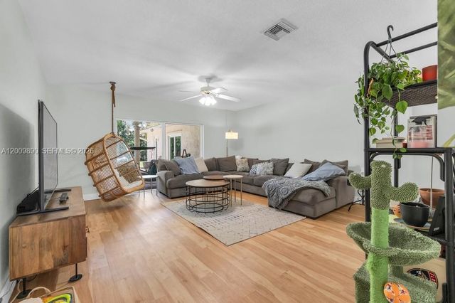 620 Lake Dasha Cir, Plantation, FL 33324