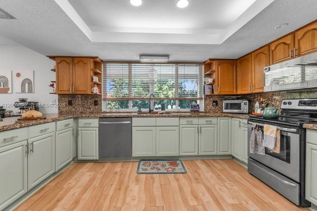 620 Lake Dasha Cir, Plantation, FL 33324