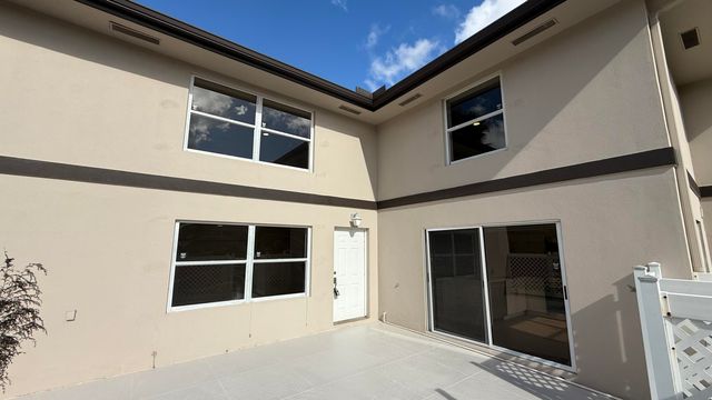 19 Amherst Court C, Royal Palm Beach, FL 33411