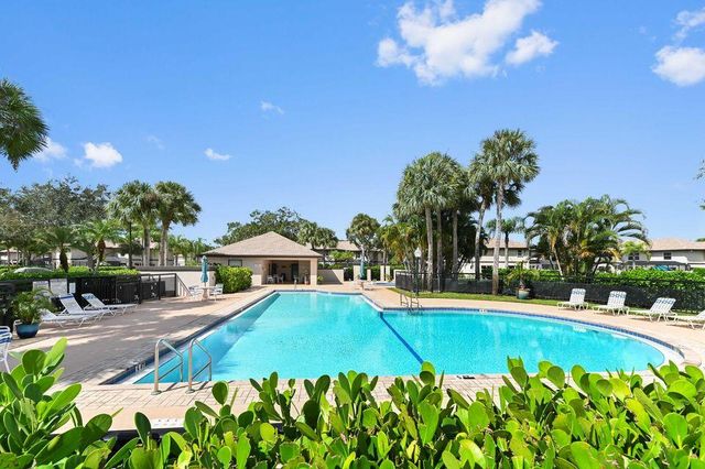 19 Amherst Court C, Royal Palm Beach, FL 33411