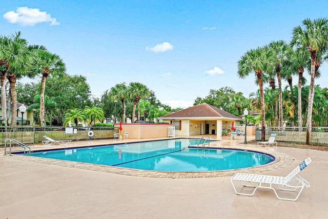 19 Amherst Court C, Royal Palm Beach, FL 33411