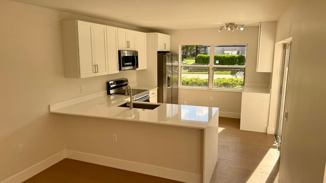 19 Amherst Court C, Royal Palm Beach, FL 33411