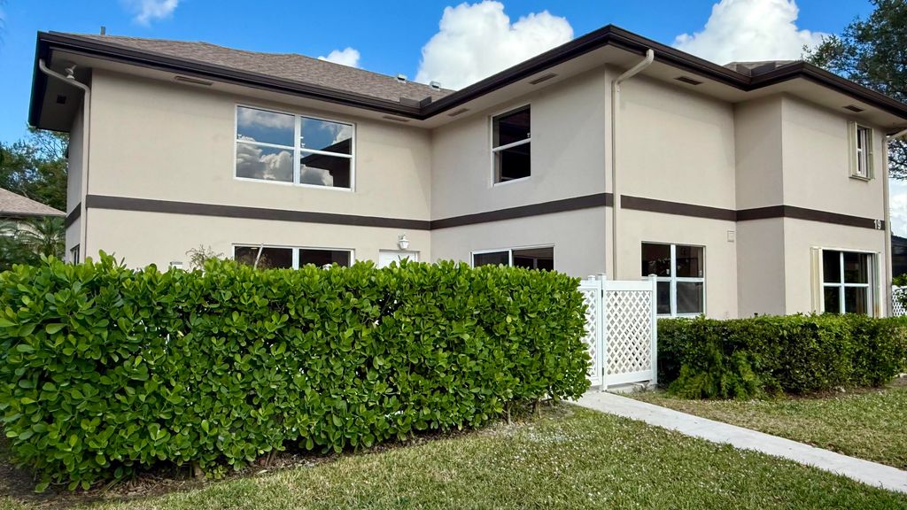 19 Amherst Court C, Royal Palm Beach, FL 33411