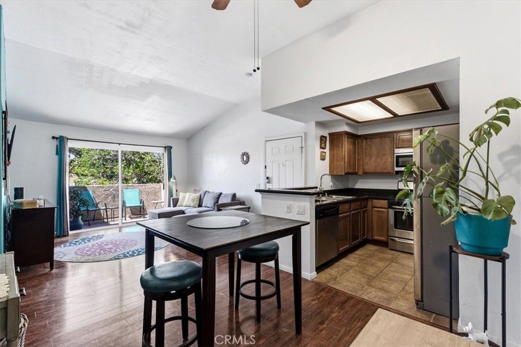 Image 4 of property listing at 200 E Alessandro 71, Riverside, CA 92508