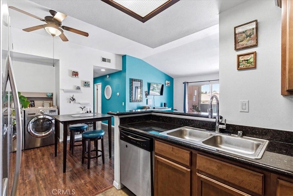 Image 9 of property listing at 200 E Alessandro 71, Riverside, CA 92508