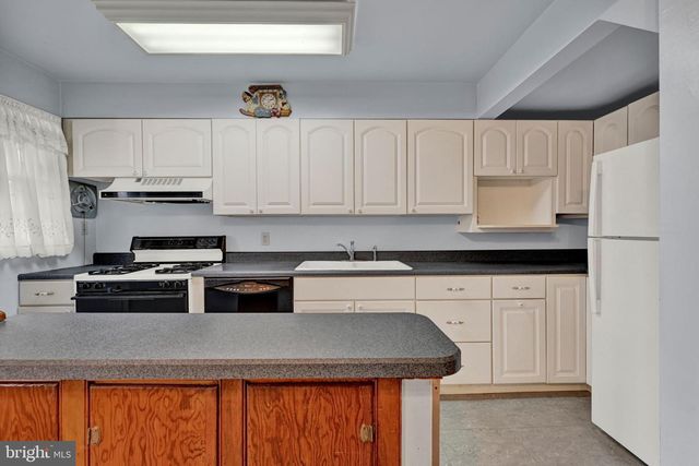 7929 SAINT CLAIRE LN, Baltimore, MD 21222