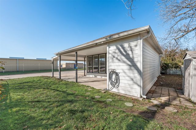 928 W Willow Street, Sanger, TX 76266