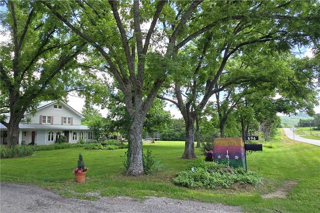 696 Highway 21 N, Berryville, AR 72616