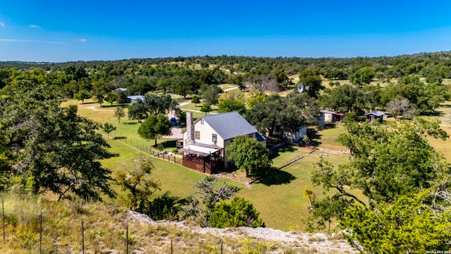 1763 Nixon Creek Rd, Fredericksburg, TX 78624