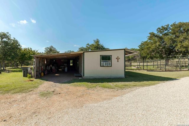 1763 Nixon Creek Rd, Fredericksburg, TX 78624