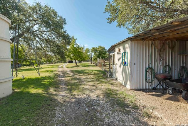 1763 Nixon Creek Rd, Fredericksburg, TX 78624