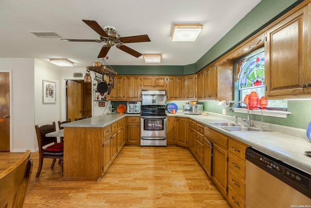 1763 Nixon Creek Rd, Fredericksburg, TX 78624